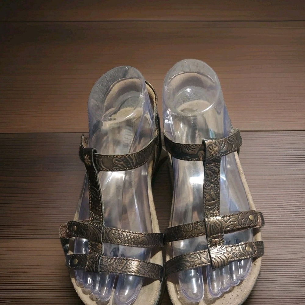 Taos Footwear Trophy 2 Strappy Metallic Sandals Women Size 6 Shoes Preppy Y2K